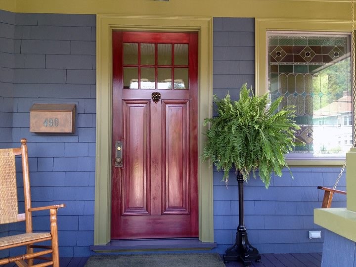 Источник вдохновения для домашнего уюта: прихожая с одностворчатой входной дверью и красной входной дверью