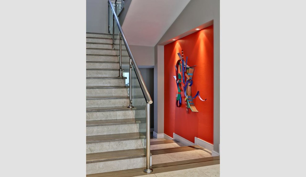 Cette image montre une entrée design de taille moyenne avec un couloir, un mur rouge et un sol en carrelage de céramique.