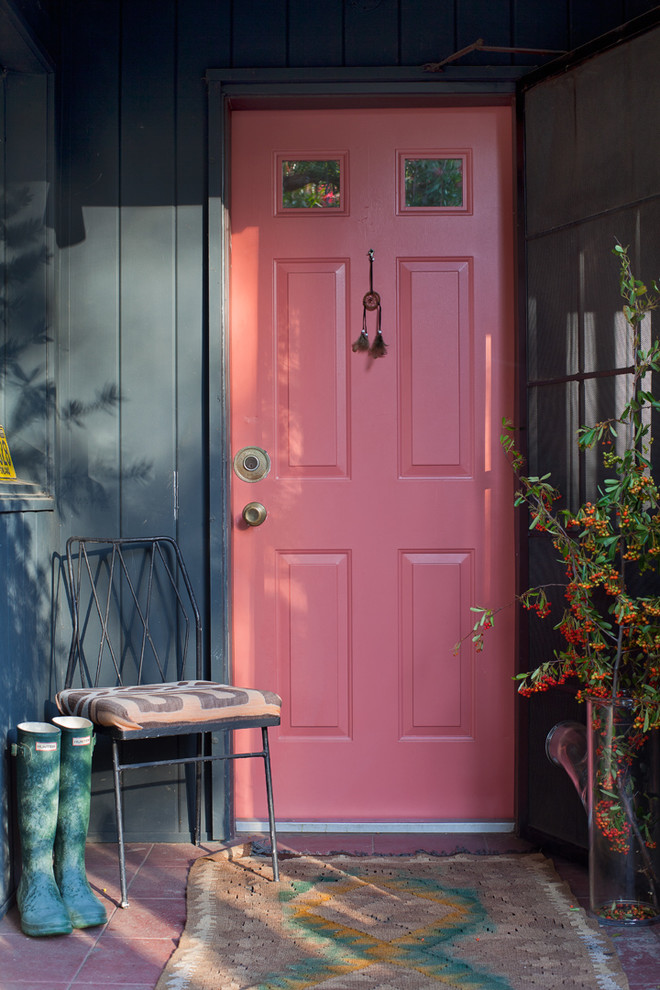 Пример оригинального дизайна: прихожая в стиле шебби-шик с красной входной дверью