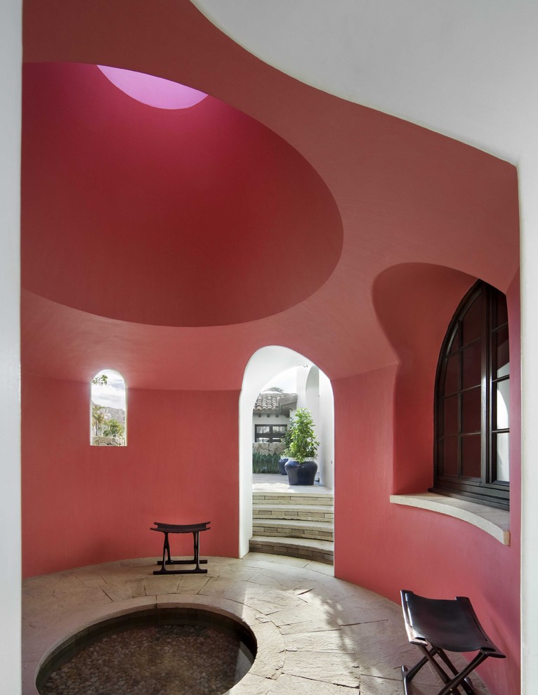 Exotisk inredning av en entré, med rosa väggar