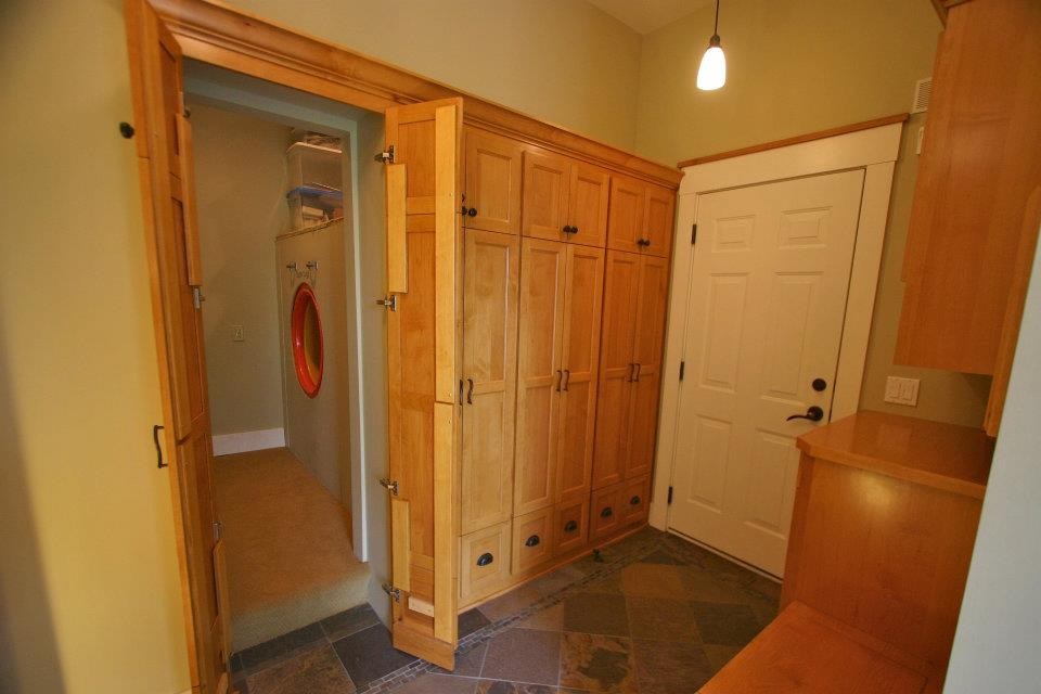 This is an example of a traditional boot room in Minneapolis with a single front door, a white front door, beige walls and slate flooring.