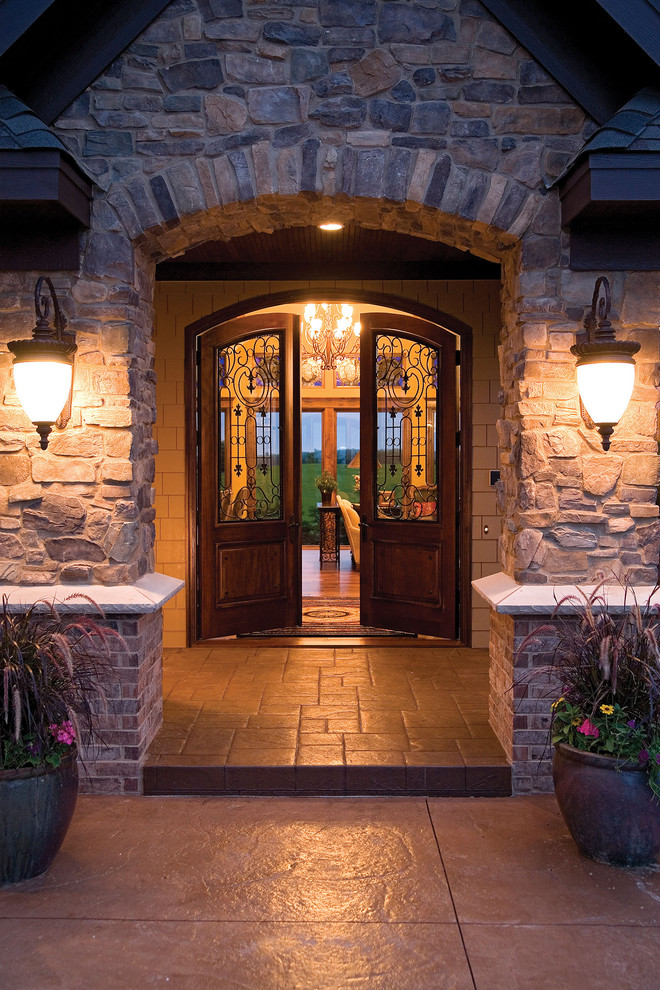 Immagine di un ingresso o corridoio classico con una porta in vetro