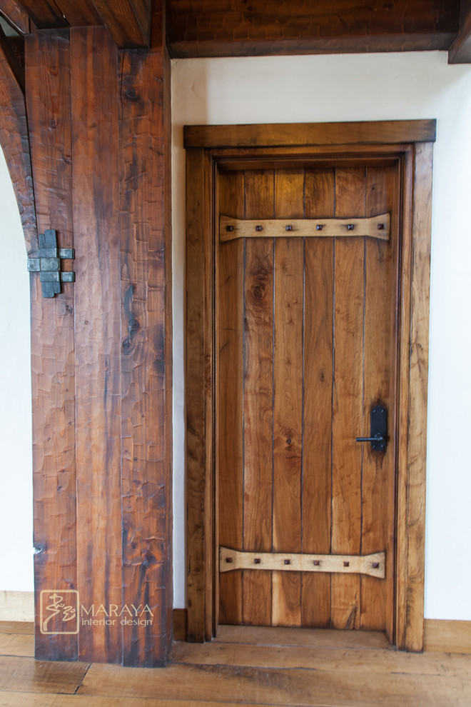 Immagine di una porta d'ingresso country