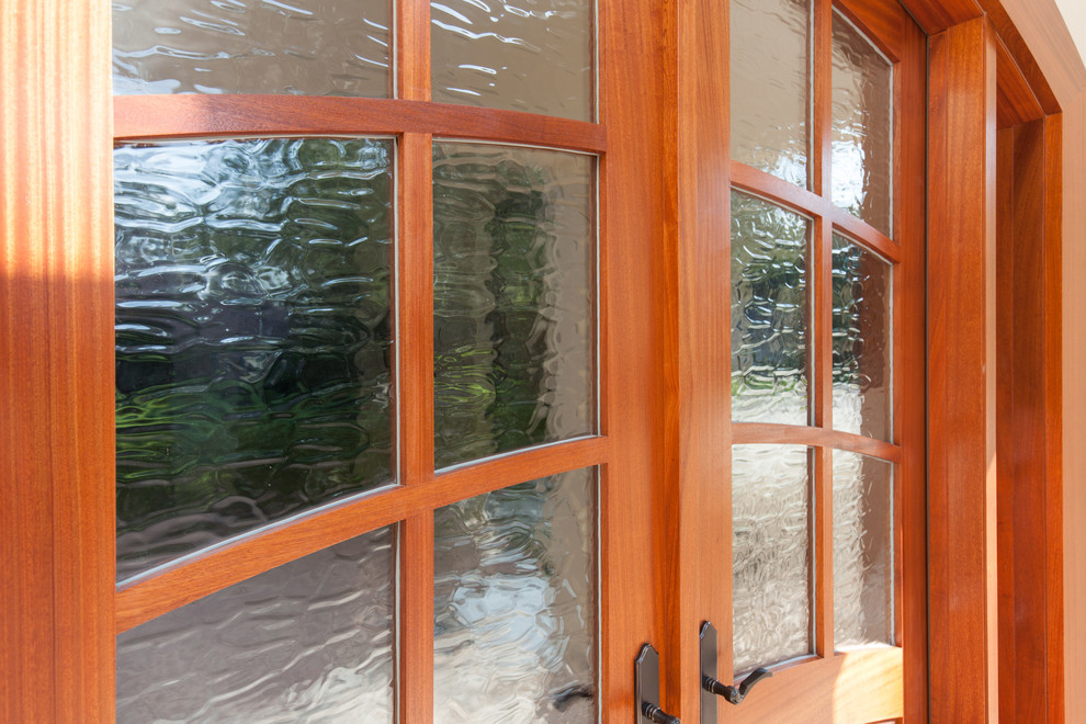 Idee per una porta d'ingresso tradizionale di medie dimensioni con pareti beige, pavimento in travertino, una porta a due ante e una porta in legno bruno