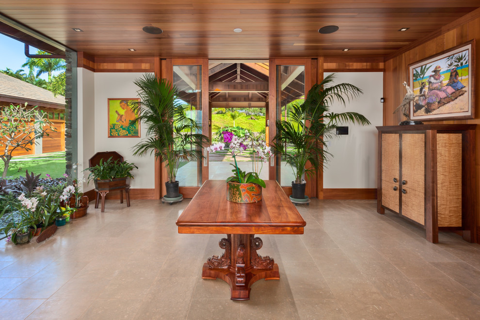 Foto på en stor tropisk foajé, med beige väggar, glasdörr, beiget golv och klinkergolv i keramik