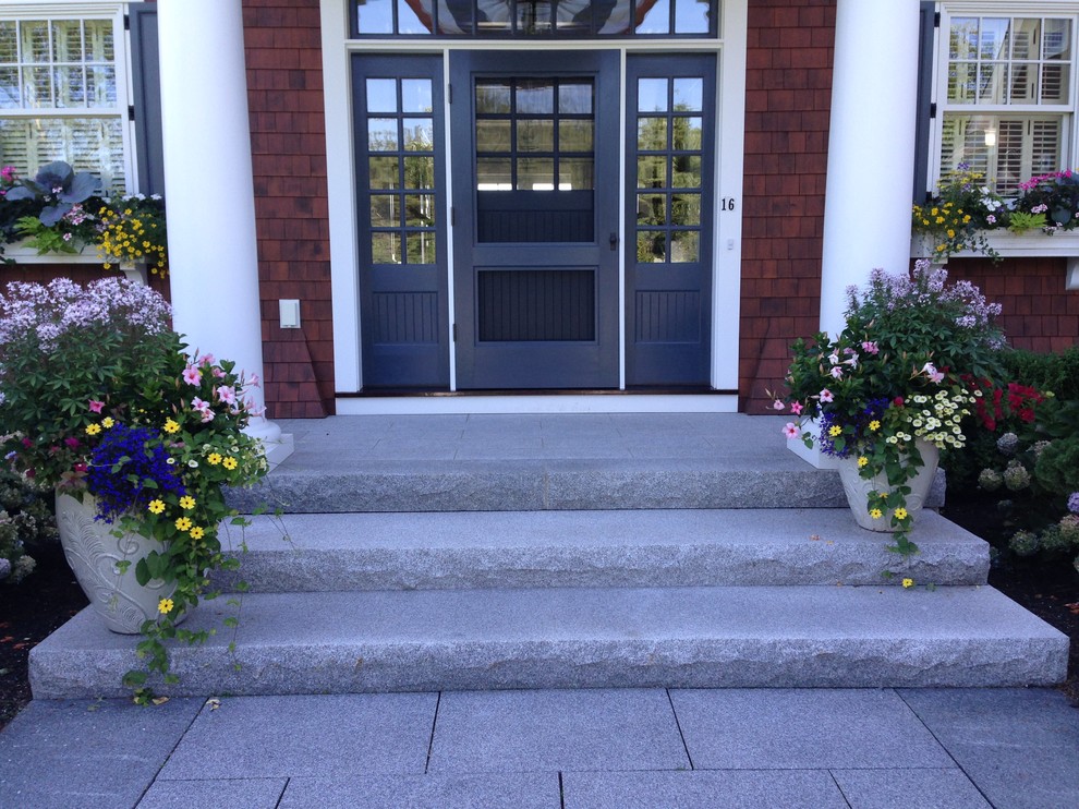 Exempel på en mellanstor klassisk ingång och ytterdörr, med blå väggar, betonggolv, en enkeldörr, en blå dörr och grått golv