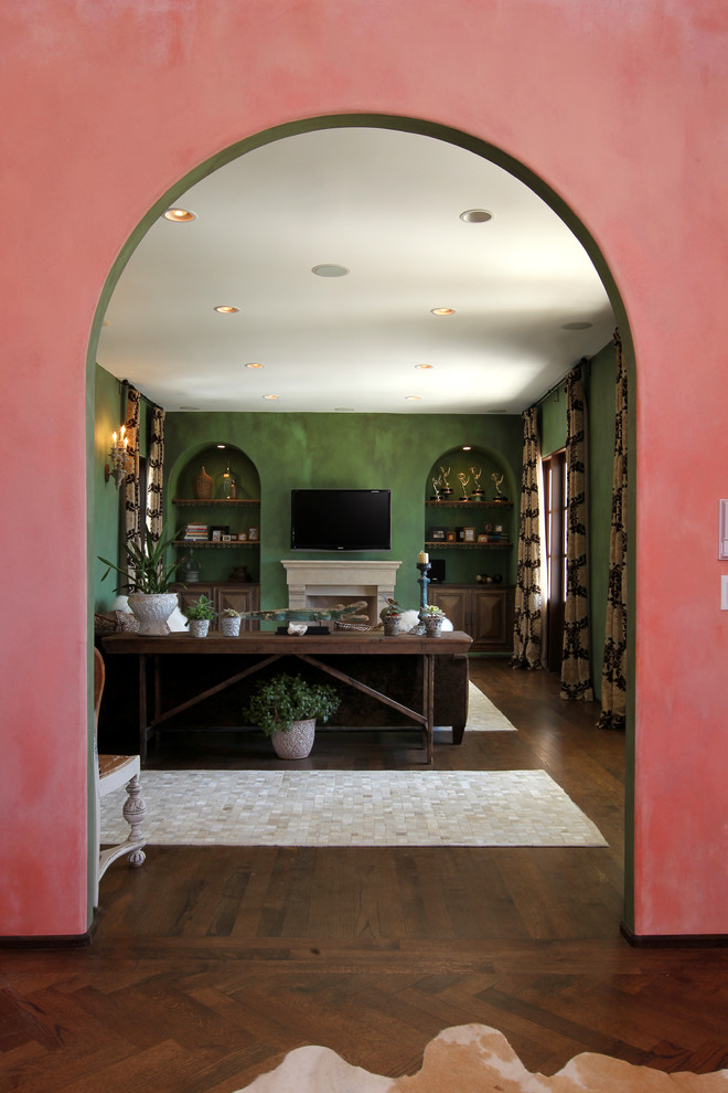 На фото: большое фойе в средиземноморском стиле с розовыми стенами, темным паркетным полом, двустворчатой входной дверью, синей входной дверью и коричневым полом