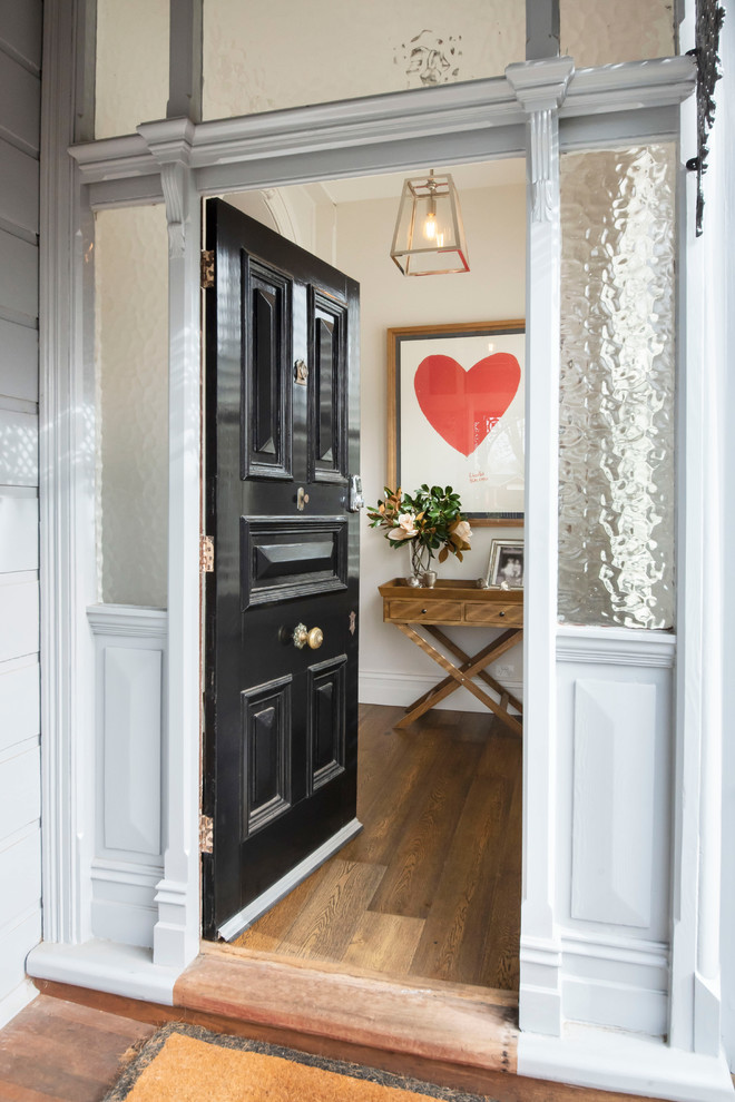 Geräumige Klassische Haustür mit weißer Wandfarbe, dunklem Holzboden, Einzeltür und schwarzer Haustür in Melbourne