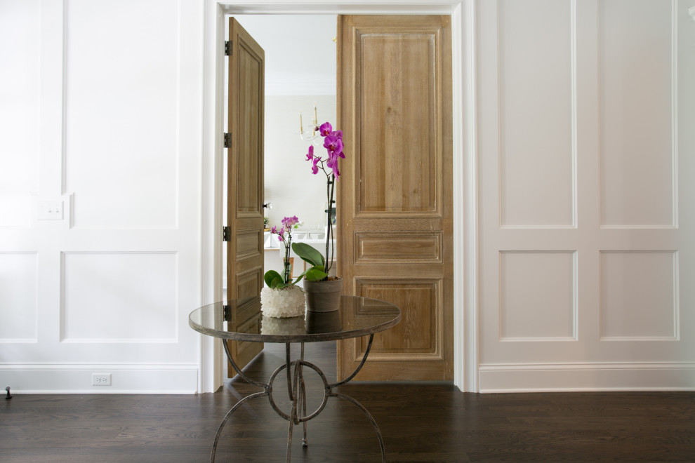 Klassische Haustür mit weißer Wandfarbe, braunem Holzboden, Doppeltür, dunkler Holzhaustür und vertäfelten Wänden in Kolumbus