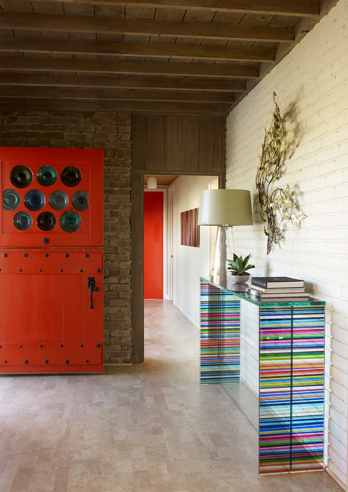Diseño de hall retro de tamaño medio con paredes blancas, suelo de baldosas de porcelana, puerta tipo holandesa, puerta roja y suelo beige