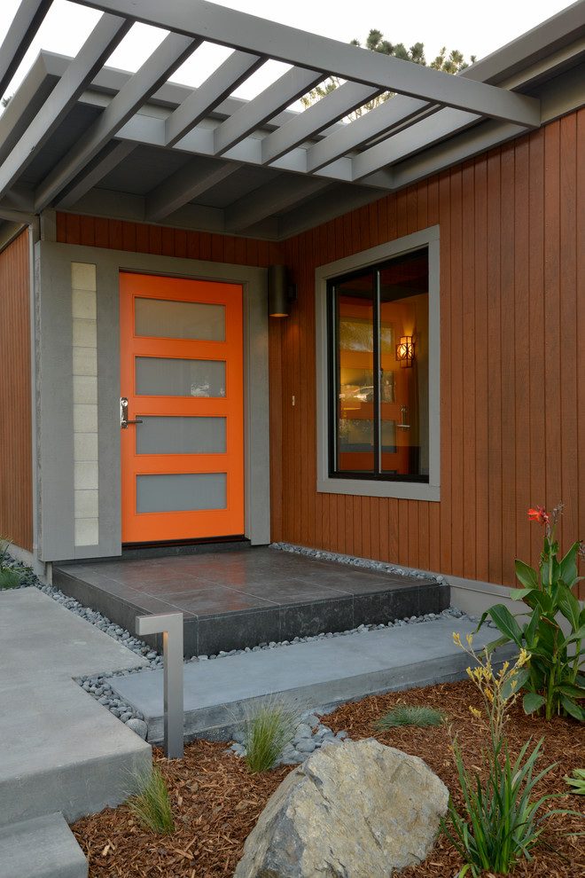 サンディエゴにある中くらいなモダンスタイルのおしゃれな玄関ドア (オレンジの壁) の写真