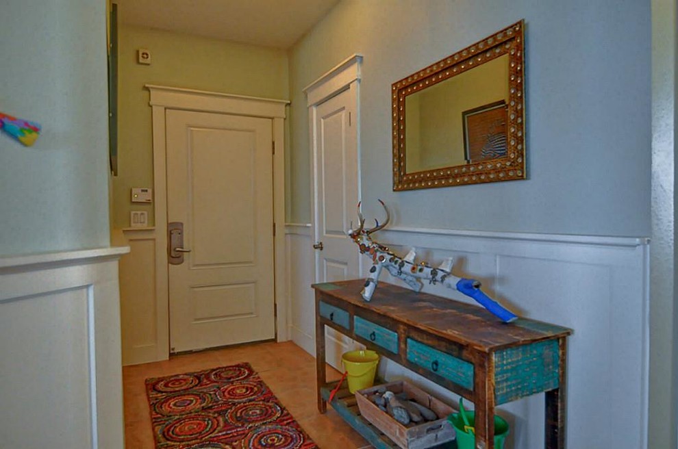 Idéer för små maritima foajéer, med blå väggar, klinkergolv i keramik, en enkeldörr, en vit dörr och brunt golv
