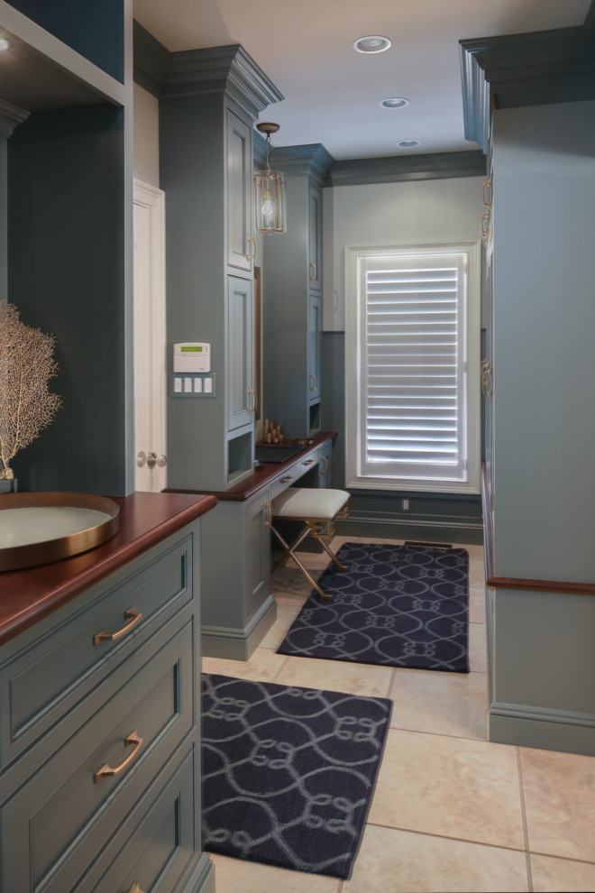 Inredning av ett klassiskt mellanstort kapprum, med blå väggar, klinkergolv i keramik, en enkeldörr och en vit dörr