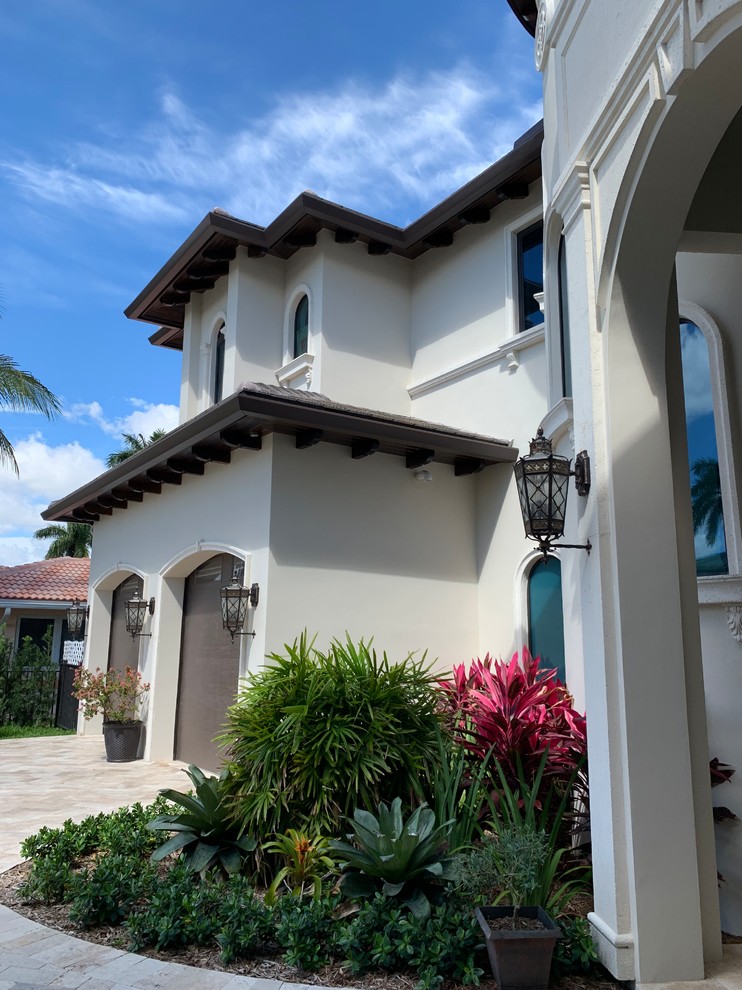 Große Mediterrane Haustür mit beiger Wandfarbe, Backsteinboden, Doppeltür, Haustür aus Metall und buntem Boden in Miami
