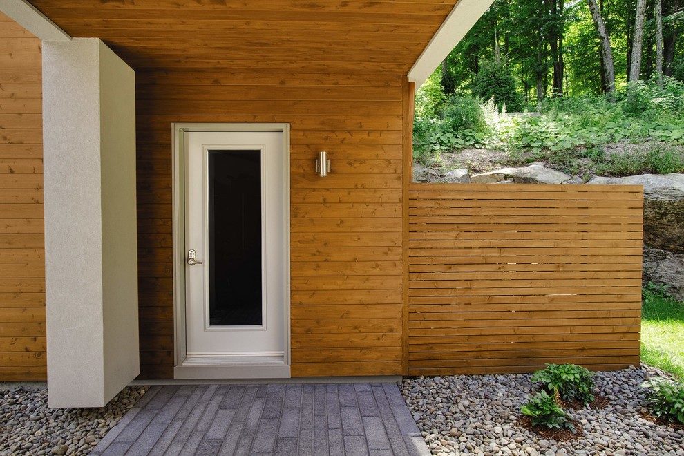 Idee per una piccola porta d'ingresso design con pareti marroni, pavimento in mattoni, una porta singola, una porta in vetro e pavimento grigio