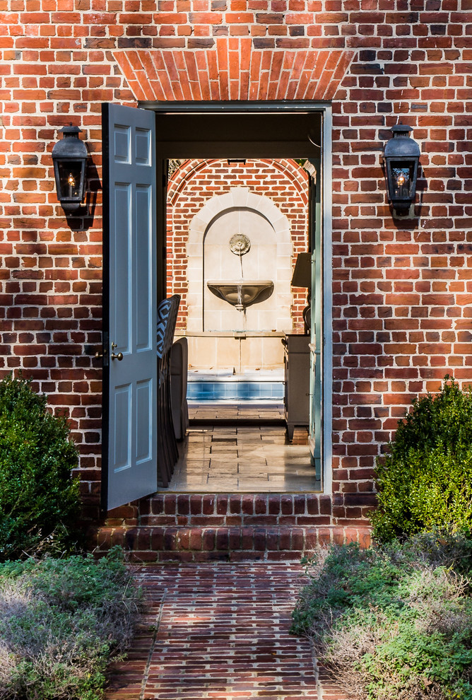 Пример оригинального дизайна: входная дверь в классическом стиле с полом из травертина, одностворчатой входной дверью и черной входной дверью