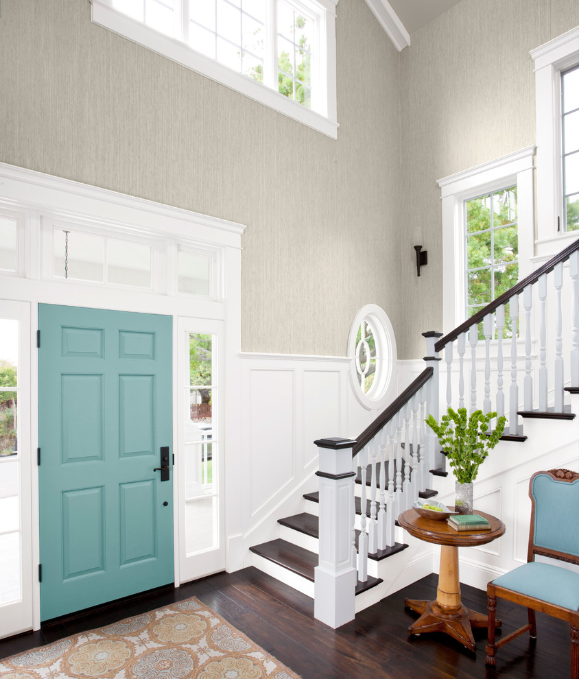 Пример оригинального дизайна: фойе среднего размера в стиле неоклассика (современная классика) с серыми стенами, темным паркетным полом, одностворчатой входной дверью и синей входной дверью