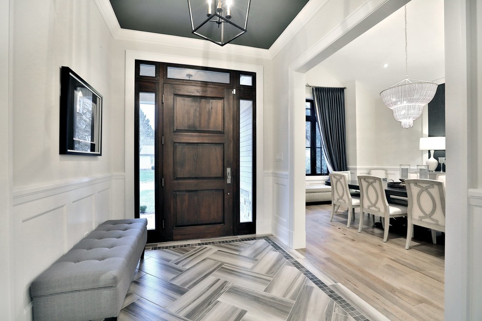 Идея дизайна: прихожая среднего размера в стиле неоклассика (современная классика) с серыми стенами, одностворчатой входной дверью и коричневой входной дверью