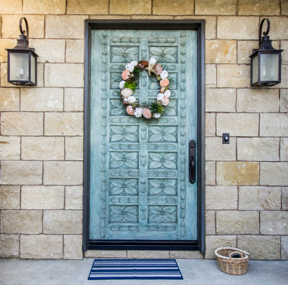 サンディエゴにある地中海スタイルのおしゃれな玄関ドア (緑のドア) の写真