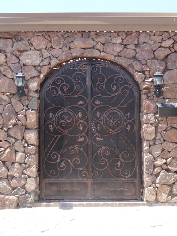 Bild på en mellanstor rustik ingång och ytterdörr, med en dubbeldörr och en brun dörr