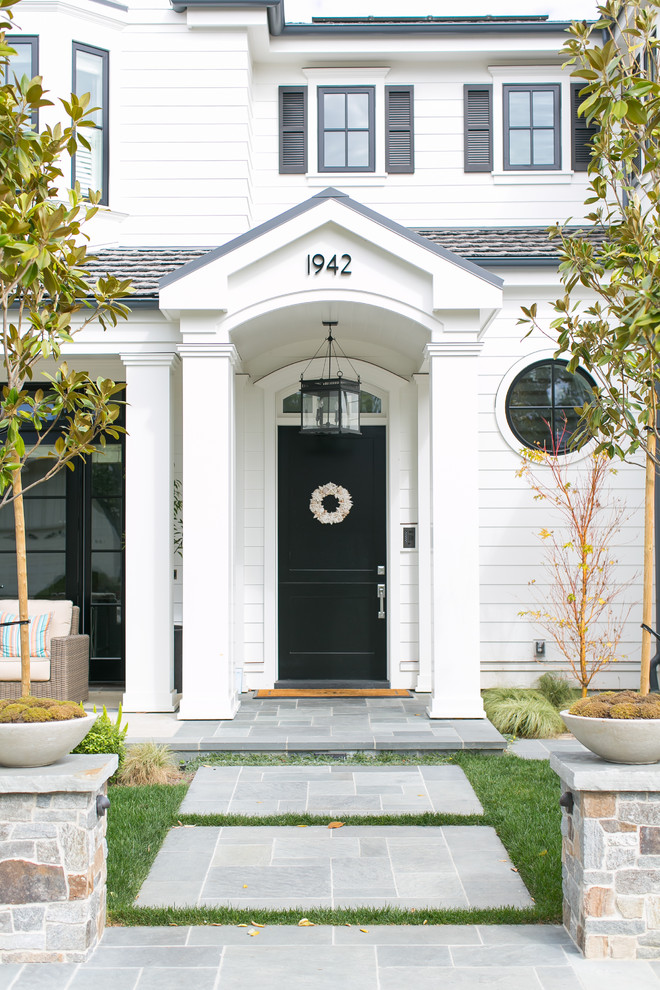 Klassischer Eingang mit Einzeltür und schwarzer Haustür in Orange County