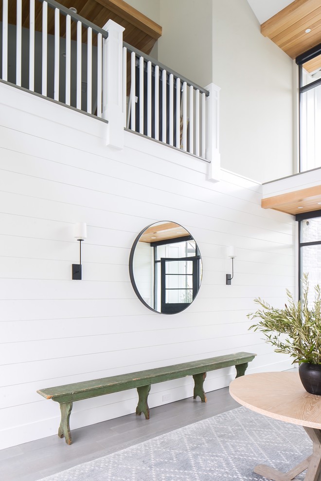 Mittelgroße Klassische Haustür mit weißer Wandfarbe, dunklem Holzboden, Einzeltür, Haustür aus Glas und grauem Boden in Orange County