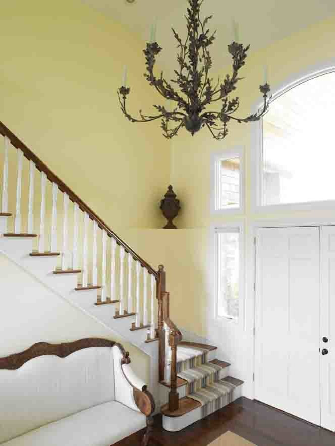 Mittelgroßer Klassischer Eingang mit gelber Wandfarbe, dunklem Holzboden, Doppeltür, weißer Haustür und braunem Boden in Orange County