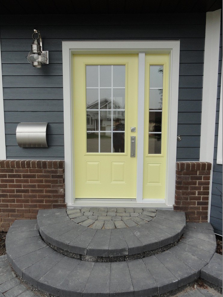 Свежая идея для дизайна: маленькая входная дверь в стиле неоклассика (современная классика) с синими стенами, одностворчатой входной дверью и желтой входной дверью для на участке и в саду - отличное фото интерьера