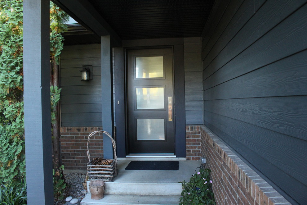 Стильный дизайн: большая входная дверь в классическом стиле с одностворчатой входной дверью и черной входной дверью - последний тренд