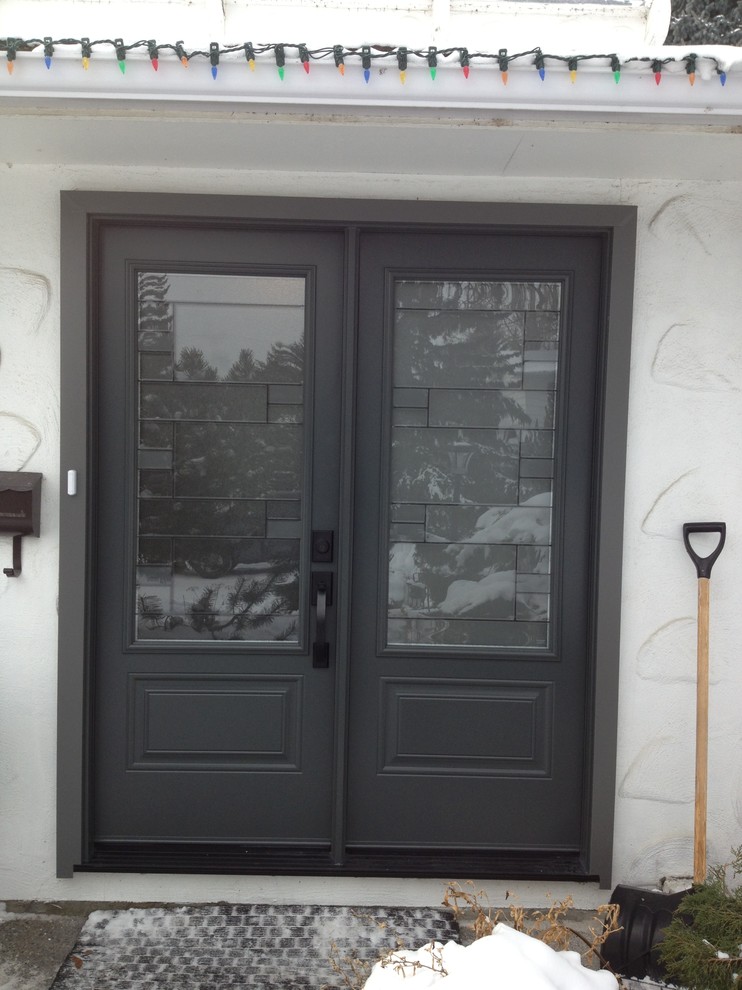 Foto de puerta principal tradicional renovada grande con paredes beige y puerta simple