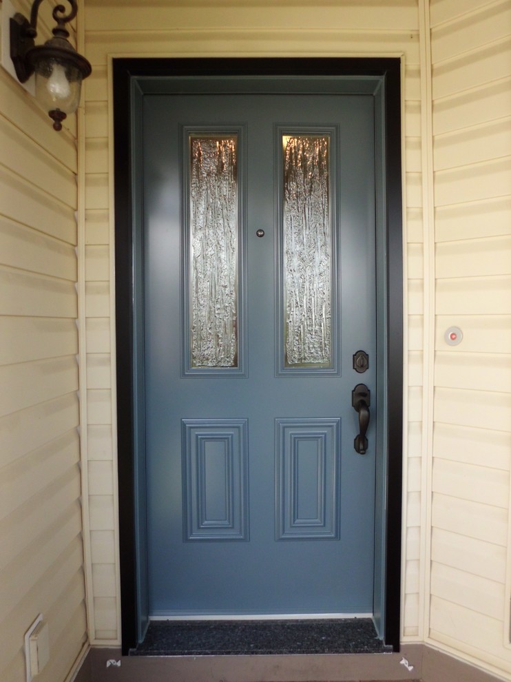Inspiration pour une porte d'entrée traditionnelle de taille moyenne avec un mur beige, une porte simple et une porte bleue.