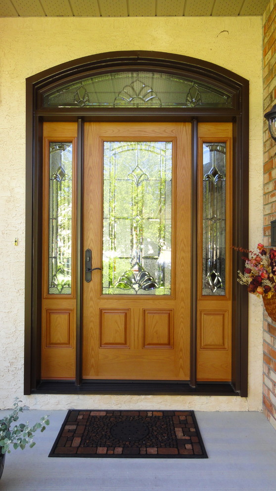 На фото: большая входная дверь в классическом стиле с бежевыми стенами, одностворчатой входной дверью и входной дверью из светлого дерева