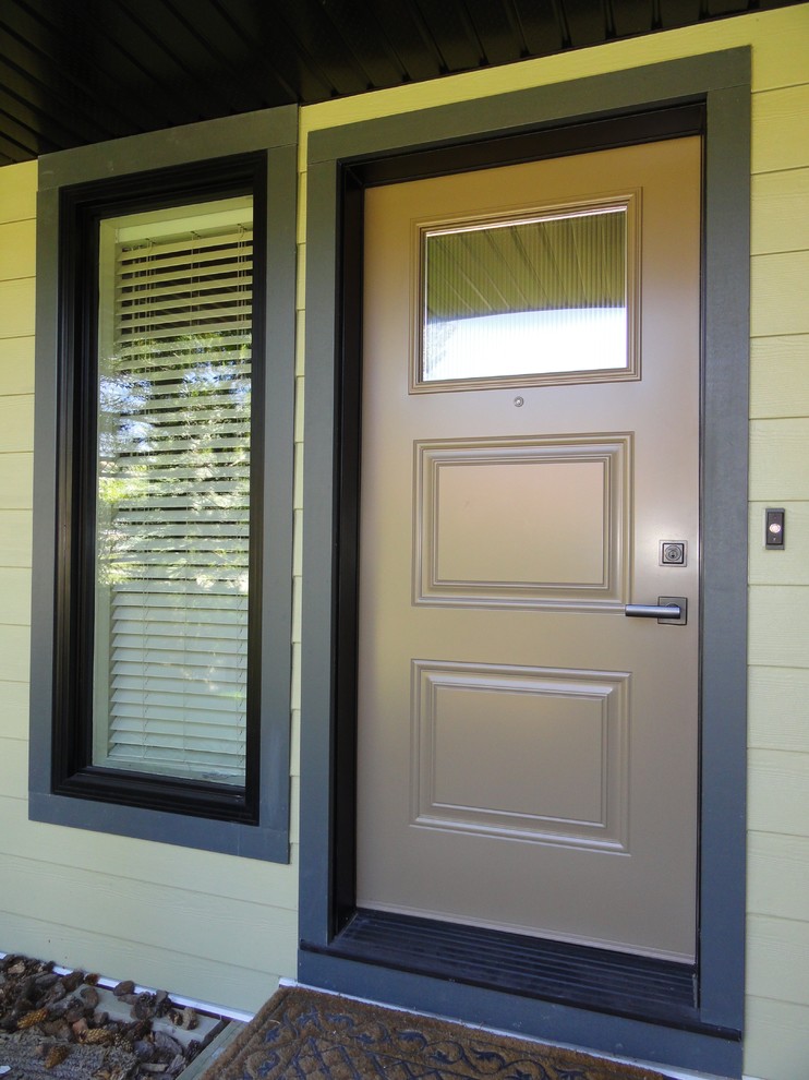 Стильный дизайн: большая входная дверь в стиле неоклассика (современная классика) с зелеными стенами, одностворчатой входной дверью и коричневой входной дверью - последний тренд