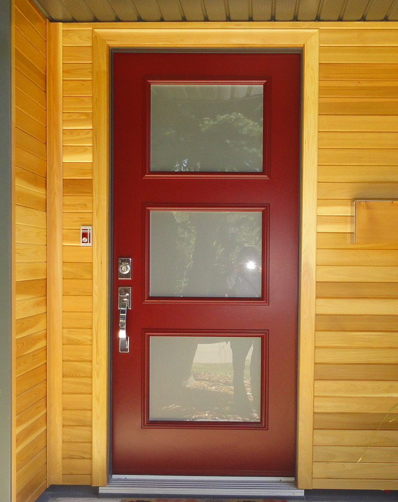 Bild på en mellanstor vintage ingång och ytterdörr, med bruna väggar, en enkeldörr och en röd dörr