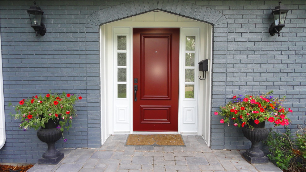 Стильный дизайн: огромная входная дверь в стиле неоклассика (современная классика) с синими стенами, одностворчатой входной дверью и красной входной дверью - последний тренд