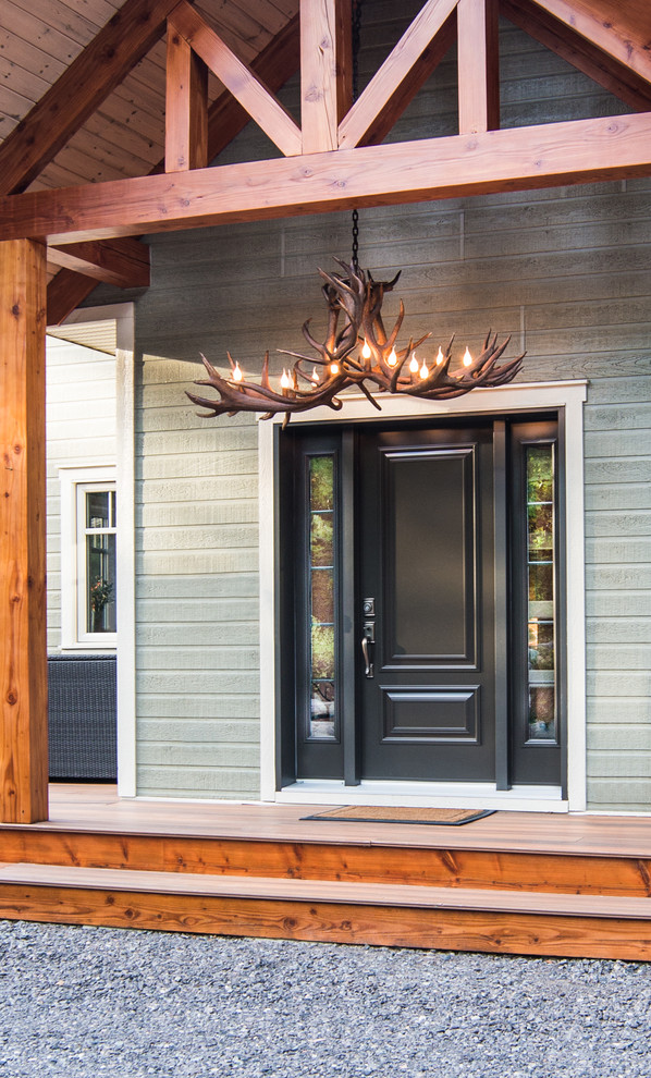 Стильный дизайн: входная дверь среднего размера в стиле рустика с серыми стенами, одностворчатой входной дверью и черной входной дверью - последний тренд