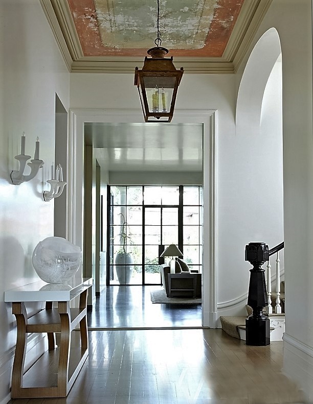 Mittelgroßer Stilmix Eingang mit Korridor, weißer Wandfarbe, hellem Holzboden und beigem Boden in New Orleans