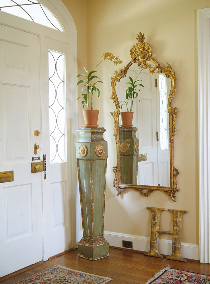 Exempel på en klassisk entré, med en vit dörr