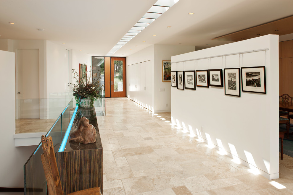 Immagine di un ingresso o corridoio contemporaneo con pareti beige e pavimento beige