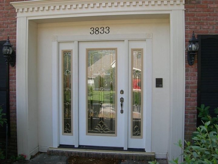 Foto de puerta principal clásica con puerta simple y puerta blanca
