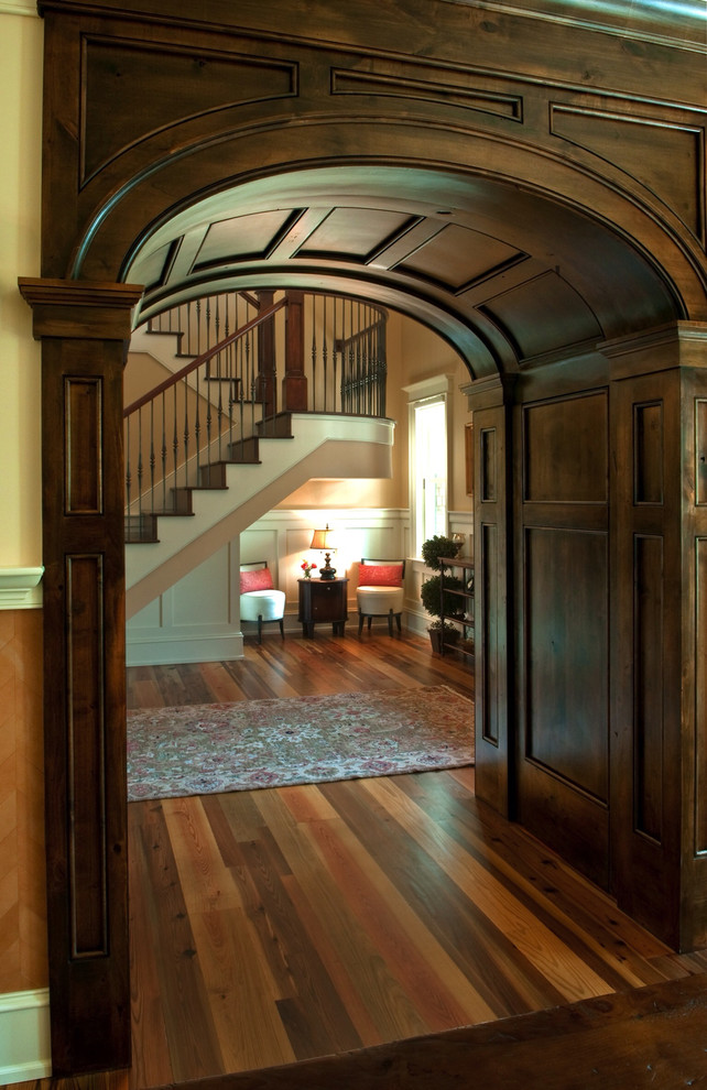 Klassischer Eingang mit beiger Wandfarbe und braunem Holzboden in Charleston