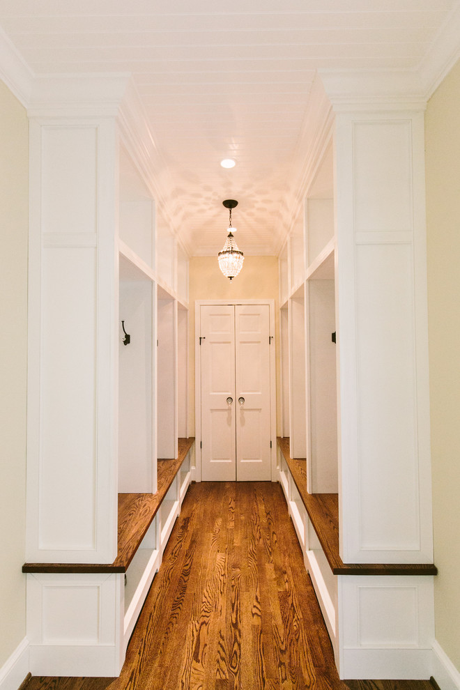 Ispirazione per una porta d'ingresso chic di medie dimensioni con pareti beige, pavimento in legno massello medio, una porta a due ante e una porta bianca