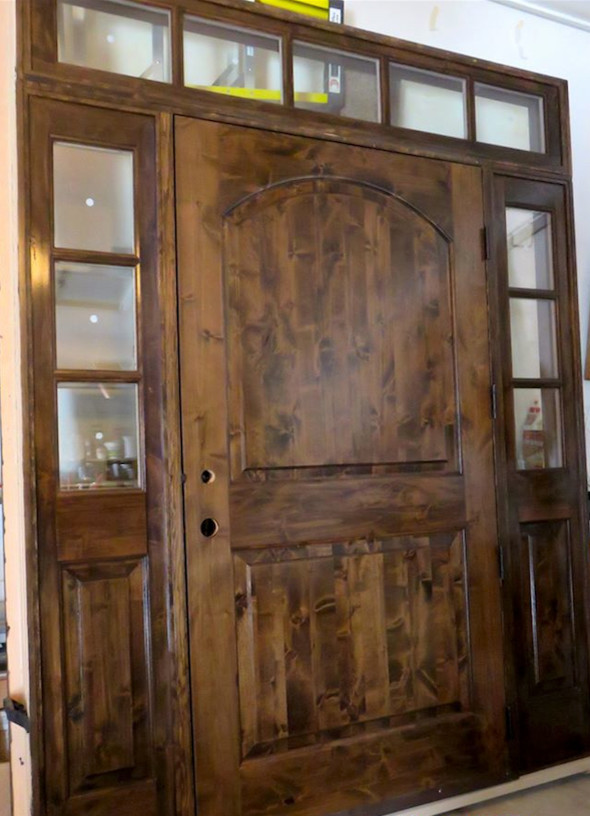 Foto di una grande porta d'ingresso chic con una porta singola e una porta in legno bruno