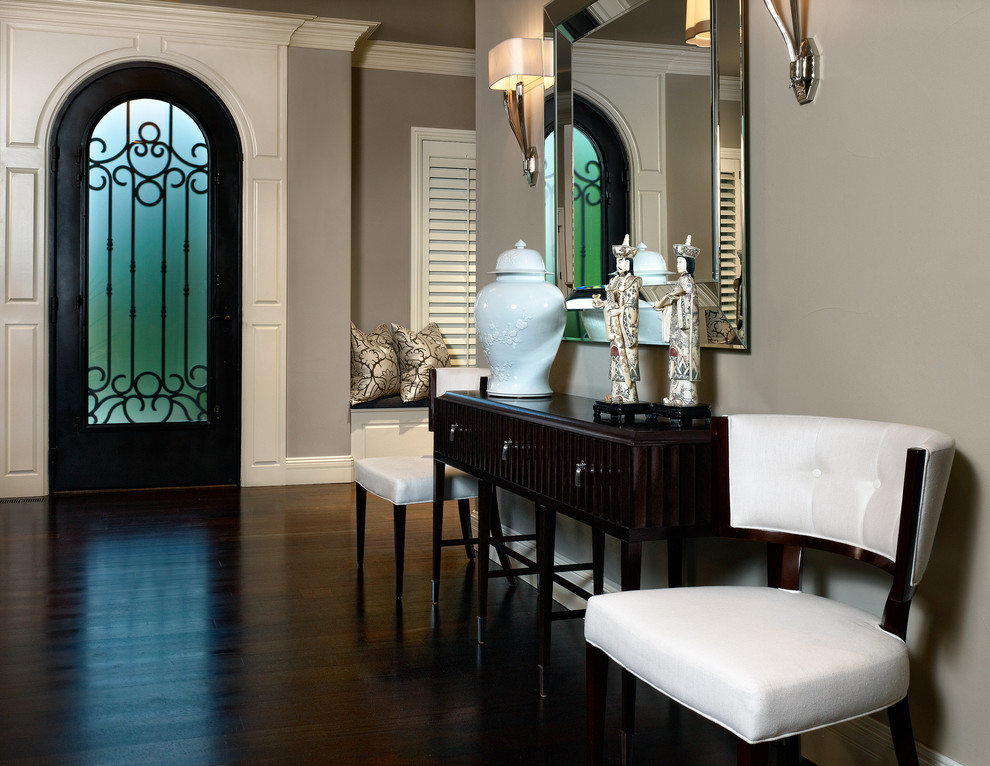 デンバーにある高級な中くらいなトランジショナルスタイルのおしゃれな玄関ホール (グレーの壁、濃色無垢フローリング、黒いドア) の写真