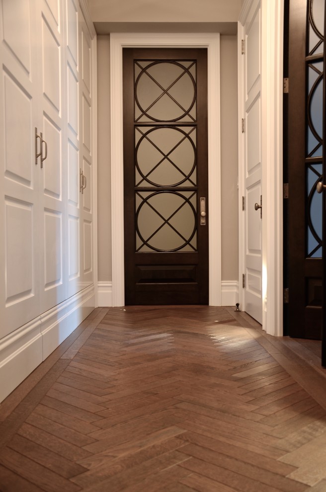 Mittelgroßes Klassisches Foyer mit weißer Wandfarbe, dunklem Holzboden, Einzeltür, Haustür aus Glas und braunem Boden in Sonstige