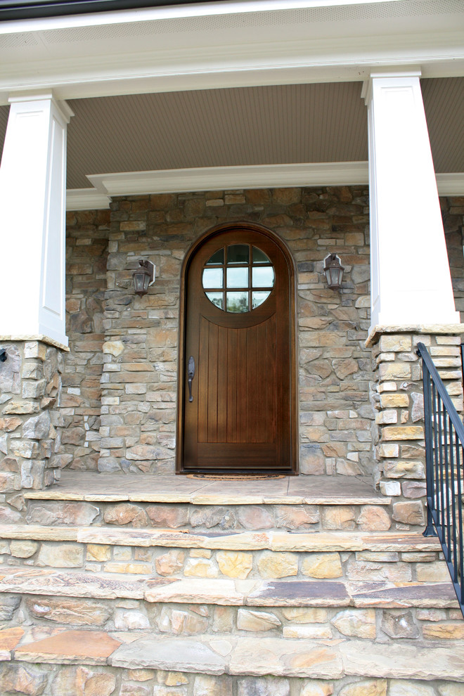 Foto di una porta d'ingresso stile marinaro con una porta singola e una porta in legno scuro