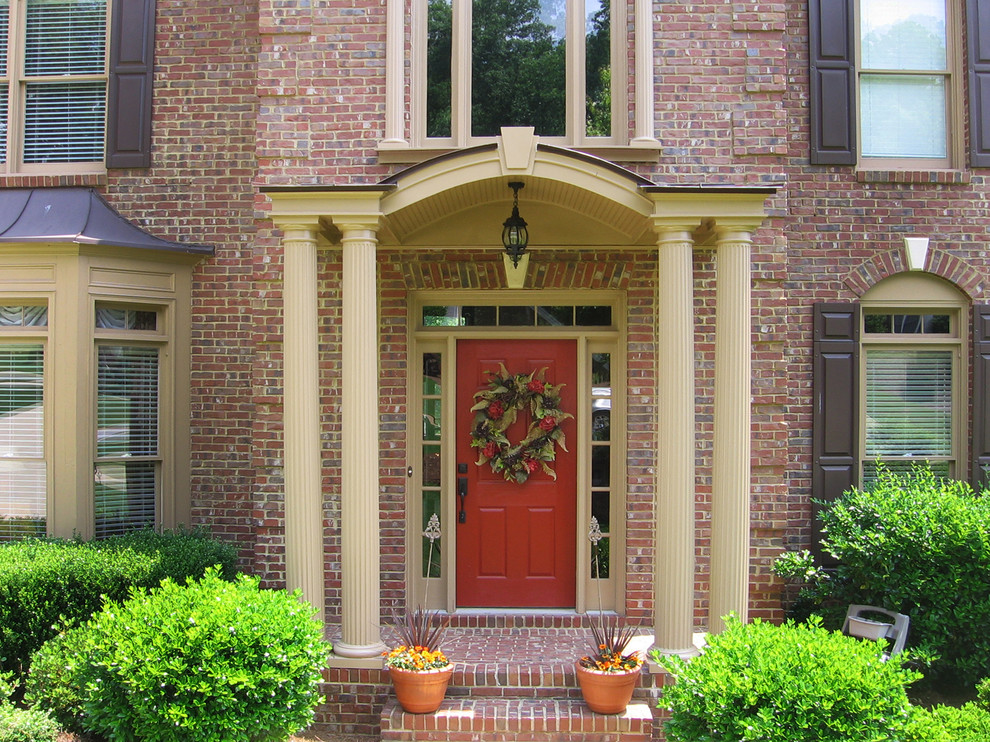 Imagen de puerta principal tradicional de tamaño medio con puerta simple y puerta roja