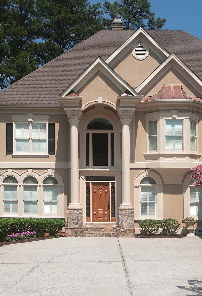 Große Klassische Haustür mit Einzeltür und hellbrauner Holzhaustür in Atlanta