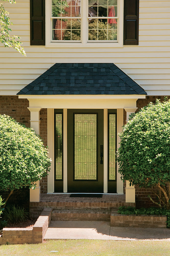 Aménagement d'une porte d'entrée classique de taille moyenne avec une porte simple et une porte noire.