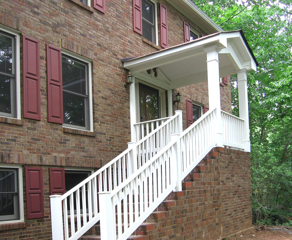 Mittelgroße Klassische Haustür mit Backsteinboden, Einzeltür und hellbrauner Holzhaustür in Atlanta
